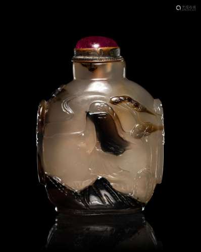 A Carved Silhouette Agate Snuff Bottle