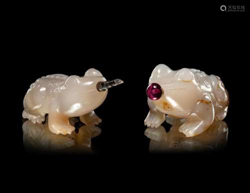 Two Carved Agate 'Frog' Snuff Bottles