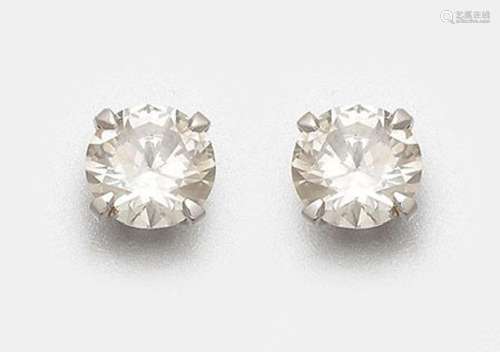 Paar klassische Diamantsolitär-Ohrringe