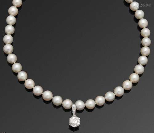 Klassische Perlenkette mit Diamantsolitär