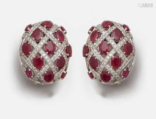 Paar repräsentive Rubin-Diamantohrclips