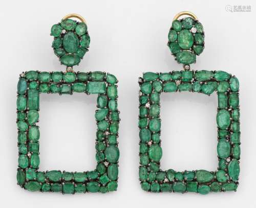 Paar extravagante russische Smaragd-Ohrgehänge