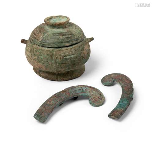 ARCHAIC BRONZE RITUAL FOOD VESSEL AND COVER, GUI WESTERN ZHO...