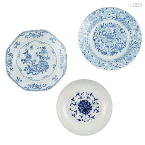 GROUP OF THREE BLUE AND WHITE PLATES QING DYNASTY AND LATER