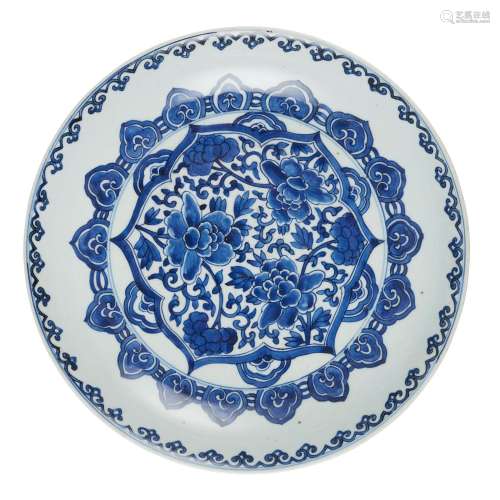 BLUE AND WHITE 'FLORAL' CHARGER QING DYNASTY, 17TH-18TH CENT...