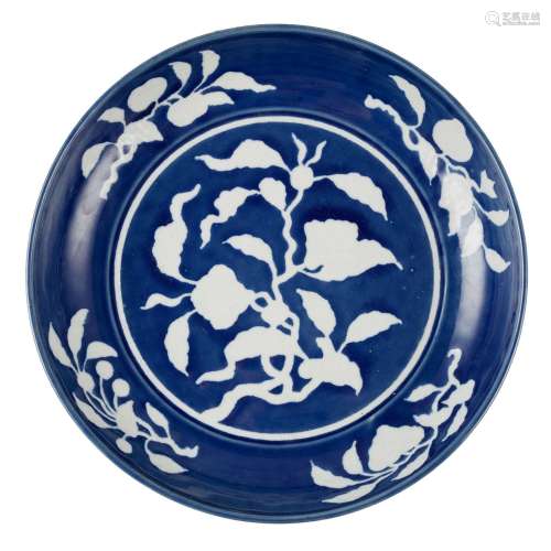 LARGE BLUE AND WHITE REVERSE-DECORATED 'FLOWER' PLATE POSSIB...