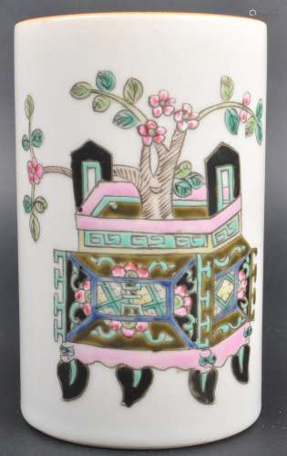 EARLY 20TH CENTURY CHINESE PORCELAIN BRUSH POT