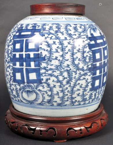 19TH CENTURY CHINESE BLUE AND WHITE GINGER JAR