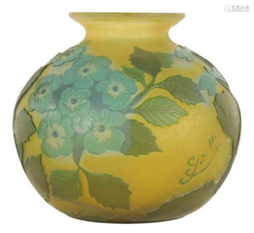 EMILE GALLE. AN EARLY 20TH CENTURY GLOBULAR CAMEO GLASS VASE