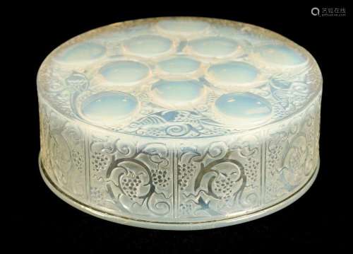 AN R LALIQUE OPALESCENT GLASS ÔROGERÕ POWDER BOX AND COVER