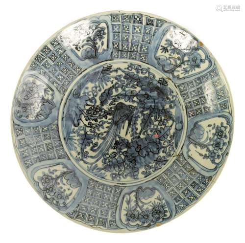 A MING DYNASTY BLUE AND WHITE CHINESE LARGE DISH