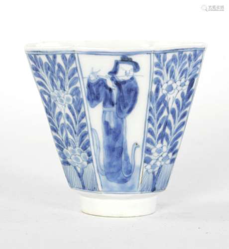 AN 18TH CENTURY CHINESE BLUE AND WHITE PORCELAIN WINE CUP