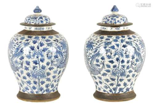 A LARGE PAIR OF 19TH CENTURY CHINESE BLUE AND WHITE CRACKLE ...