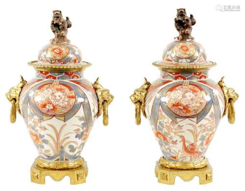 A PAIR OF 18TH CENTURY CHINESE IMARI VASES AND COVERS WITH O...