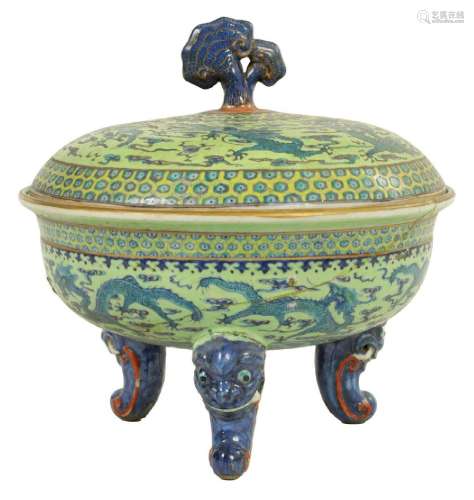 AN 18TH CENTURY CHINESE FOOTED BOWL AND COVER
