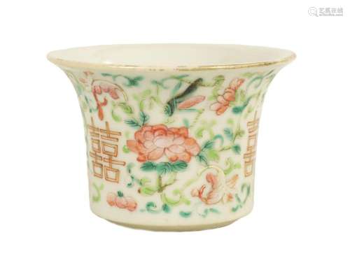 AN EARLY 19TH CENTURY CHINESE FAMILLE ROSE BOWL