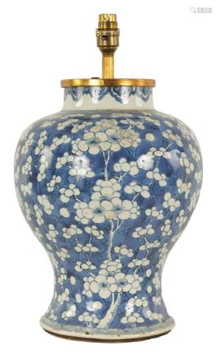 A CHINESE KANGXI PERIOD INVERTED BALUSTER BLUE AND WHITE VAS...