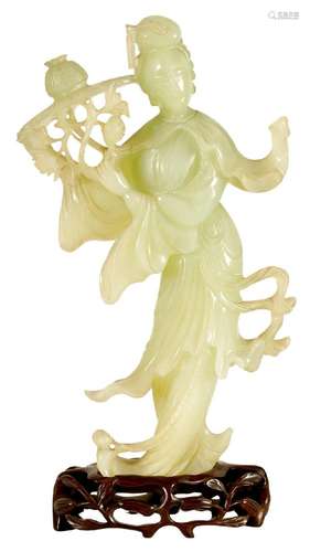 A FINE 19TH CENTURY CARVED JADE SCULPTURE OF A GEISHA