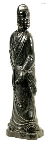 A 20TH CENTURY CARVED GREEN MARBLE STANDING FIGURE OF WENCHA...