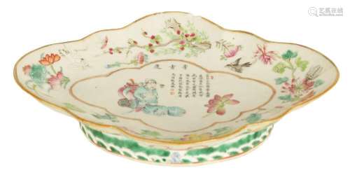 AN 18TH/19TH CENTURY CHINESE SHAPED OVAL COMPOTE DISH