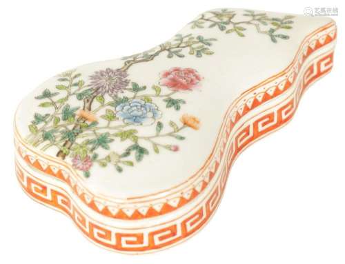A CHINESE FAMILLE ROSE PORCELAIN BOX AND COVER