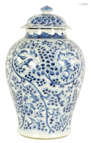 AN 18TH CENTURY CHINESE BLUE AND WHITE TAPERING SHOULDERED V...