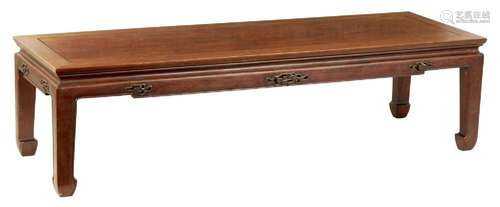 A 19TH CENTURY CHINESE HARDWOOD LOW OCCASIONAL / ALTER TABLE