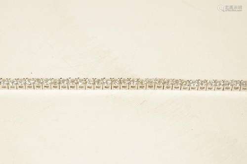 AN 18CT WHITE GOLD DIAMOND TENNIS BRACELET