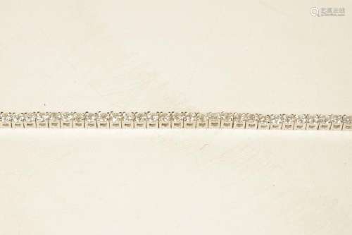 AN 18CT WHITE GOLD DIAMOND TENNIS BRACELET