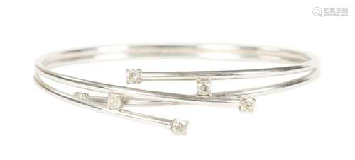 A LADIES 9CT WHITE GOLD AND DIAMOND BRACELET