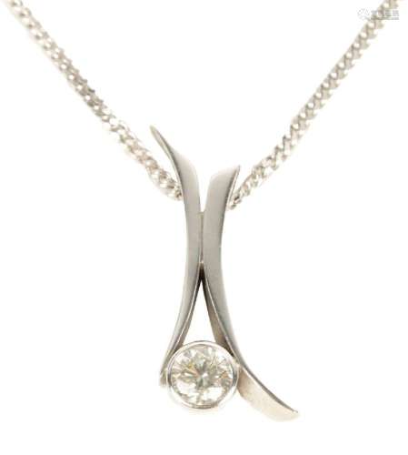 A LADIES 9CT WHITE GOLD DIAMOND PENDANT NECKLACE