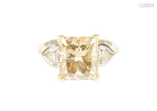 A LADIES 18CT GOLD 6.02ct PRINCESS CUT SOLITAIRE CHAMPAGNE D...