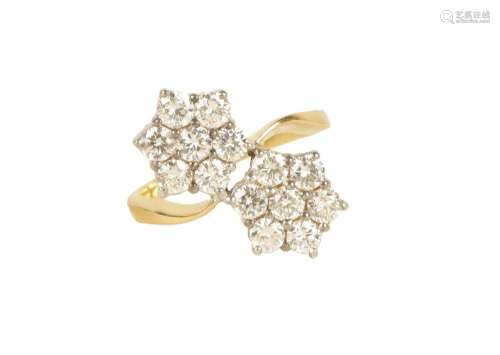 A LADIES 18CT YELLOW GOLD TWO CLUSTER DIAMOND RING