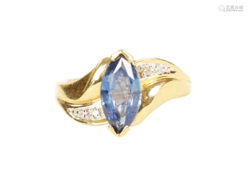 A LADIES 18CT YELLOW GOLD SAPPHIRE AND DIAMOND RING
