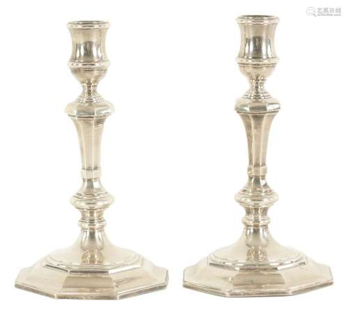 A PAIR OF EARLY 20TH CENTURY GEORGE I STYLE SILVER CANDLESTI...