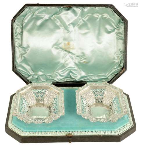 A CASED PAIR OF VICTORIAN SILVER SWEATMEAT DISHES