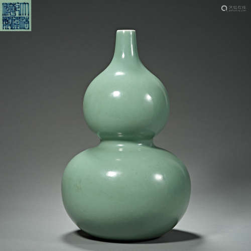 China  Qianlong   Qing Dynasty    official kiln  sky blue  s...