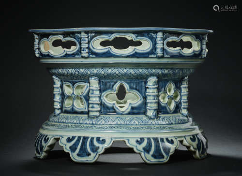 Chinese Ming Dynasty blue and white porcelain pedestal