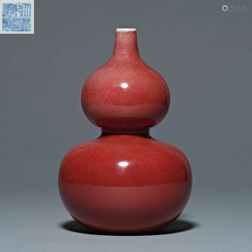 China Qing Dynasty Qianlong red-glazed porcelain gourd bottl...