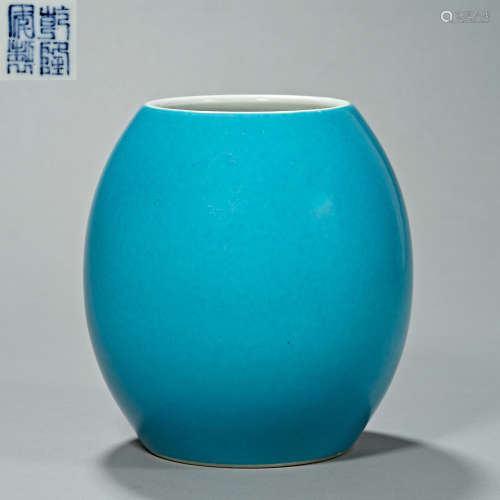 Chinese Qing Dynasty Qianlong single glazed porcelain jar