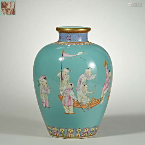 Chinese Qing Dynasty Qianlong pastel porcelain, figure patte...