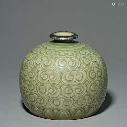 Chinese Song Dynasty celadon pot with Ruyi pattern