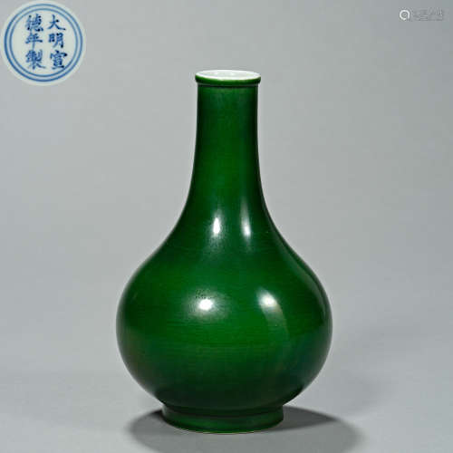 Chinese Ming Dynasty Xuande single-glazed porcelain vase