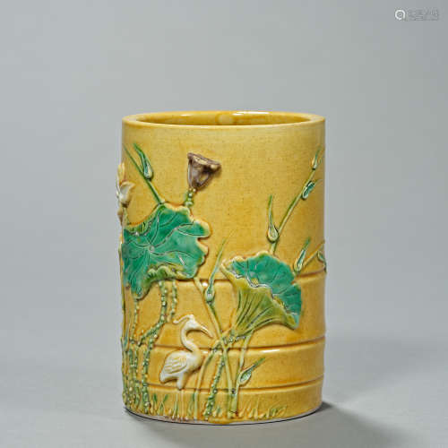 Chinese Qing Dynasty yellow-green color porcelain pen holder