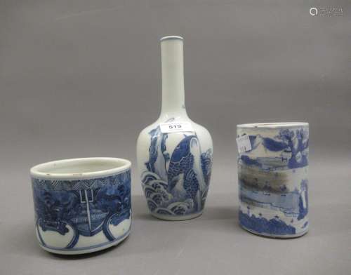 Reproduction Chinese porcelain narrow neck vase decorated wi...