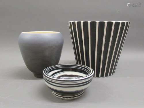 Wedgwood black and white ribbed vase by Norman Wilson 5.75in...