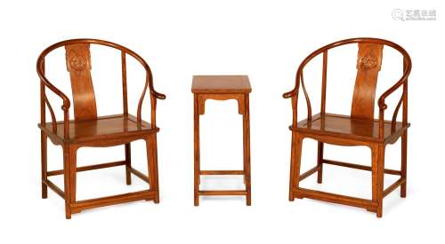 二十世纪黄花梨螭龙纹出手圈椅（两椅一几）