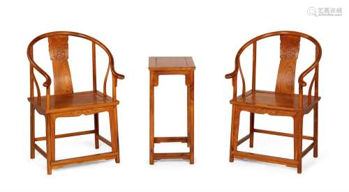二十世纪黄花梨如意云纹出手圈椅（两椅一几）