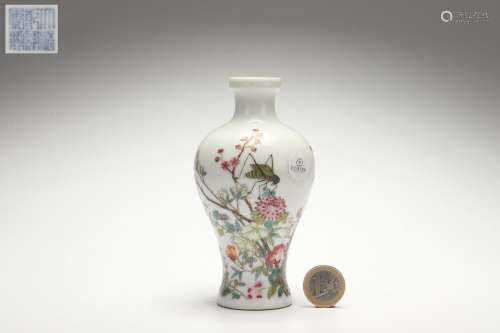 Famille Rose Vase with Floral Pattern, Qianlong Reign Period...