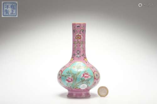 Famille Rose Vase with Interlaced Lotus Patterns on A Decora...